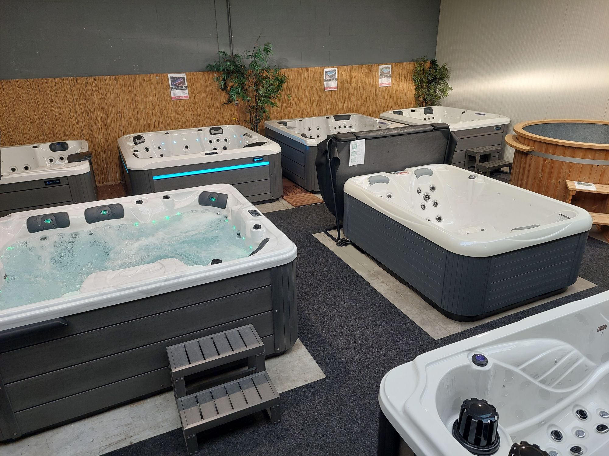 Buiten bubbelbad Tilburg - jacuzzi_showroom_poppel
